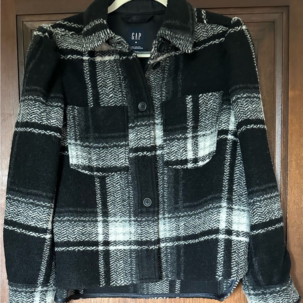 GAP PUFF SHOULDER SHACKET. Sz. M